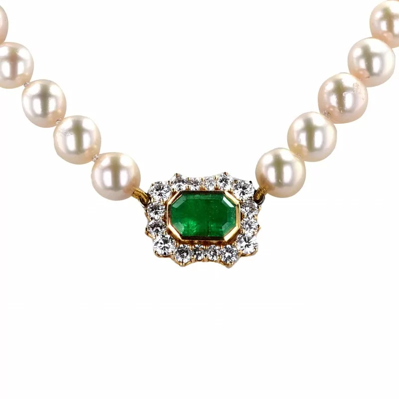 Perlenkette-Gelbogold-Weißgold-Akoyaperlen-Smaragd-Diamanten-Collier